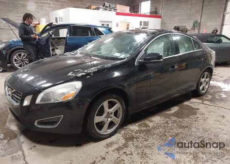 2012 Volvo S60 T5 z USA, uszkodzony, nr VIN YV1622FSXC2100280